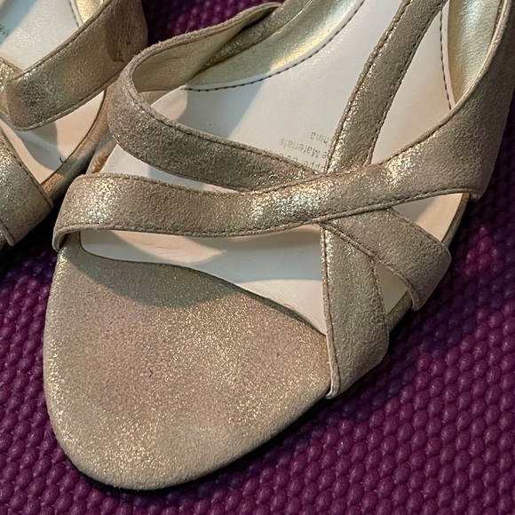 Exquisite, distressed gold 'Prissy' slingbacks by Naturalizer - Picture 5 of 9